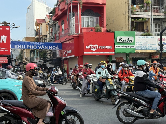 Không gạt chân chống xe máy có thể bị phạt 14 triệu đồng? CSGT nói rõ - Ảnh 2.