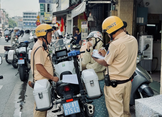 Không gạt chân chống xe máy có thể bị phạt 14 triệu đồng? CSGT nói rõ - Ảnh 1.