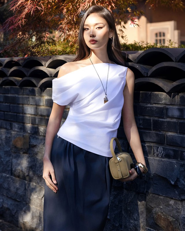 Làm mới phong cách cùng những mẫu áo nữ điệu đà, xinh tươi- Ảnh 1.