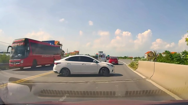 T&agrave;i xế lưu &yacute;: Lỗi quay đầu xe sai quy định c&oacute; thể phạt đến 40 triệu - Ảnh 2.