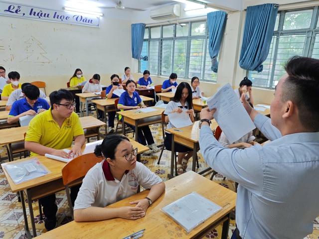 Thi tốt nghiệp THPT 2026: Có đáng lo khi Bộ GD-ĐT không công bố đề minh họa? - Ảnh 2.