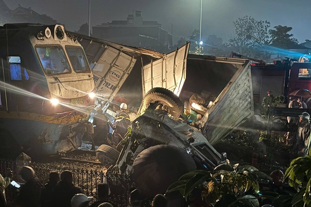 Va chạm tàu hỏa với xe tải tại Hà Nội gây thương tích cho 2 người - Ảnh 1. Va chạm tàu hỏa với xe tải tại Hà Nội gây thương tích cho 2 người - Ảnh 1.