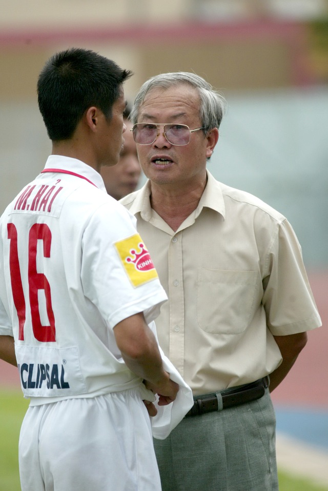 Vĩnh biệt cựu Giám đốc kỹ thuật CLB HAGL Nguyễn Văn Vinh, 'quân sư' lẫy lừng của bầu Đức- Ảnh 5. Vĩnh biệt cựu Giám đốc kỹ thuật CLB HAGL Nguyễn Văn Vinh, 'quân sư' lẫy lừng của bầu Đức- Ảnh 5.