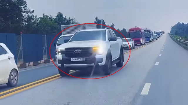 CSGT xử phạt t&agrave;i xế l&aacute;i xe b&aacute;n tải &lsquo;cướp l&agrave;n&rsquo;, vượt ẩu tr&ecirc;n cao tốc - Ảnh 1.