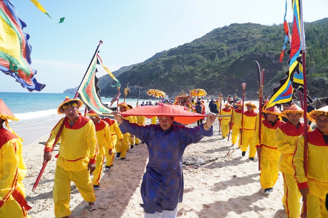 Rộn ràng lễ hội cầu ngư hơn 200 năm tuổi ở Quy Nhơn- Ảnh 4. Rộn ràng lễ hội cầu ngư hơn 200 năm tuổi ở Quy Nhơn- Ảnh 4.