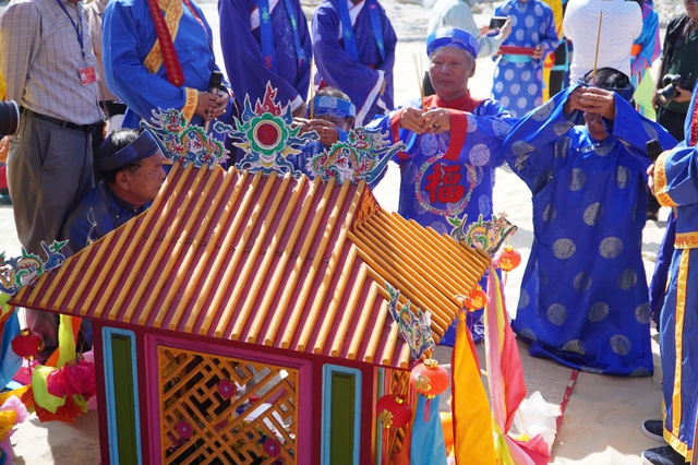 Rộn ràng lễ hội cầu ngư hơn 200 năm tuổi ở Quy Nhơn- Ảnh 2. Rộn ràng lễ hội cầu ngư hơn 200 năm tuổi ở Quy Nhơn- Ảnh 2.