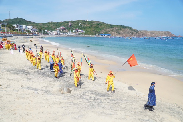 Rộn ràng lễ hội cầu ngư hơn 200 năm tuổi ở Quy Nhơn- Ảnh 1. Rộn ràng lễ hội cầu ngư hơn 200 năm tuổi ở Quy Nhơn- Ảnh 1.