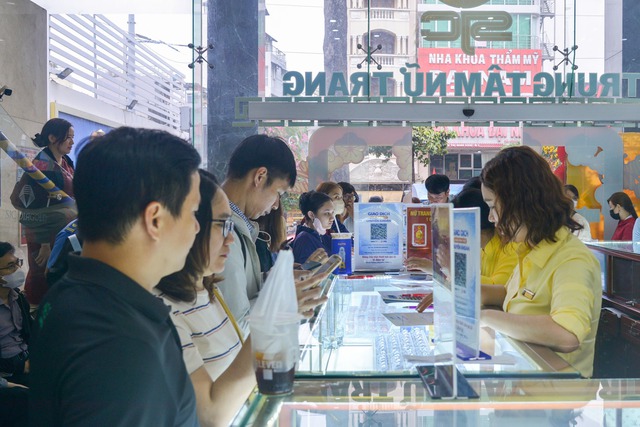 Giá vàng tăng trong ngày Thần tài- Ảnh 2. Giá vàng tăng trong ngày Thần tài- Ảnh 2.