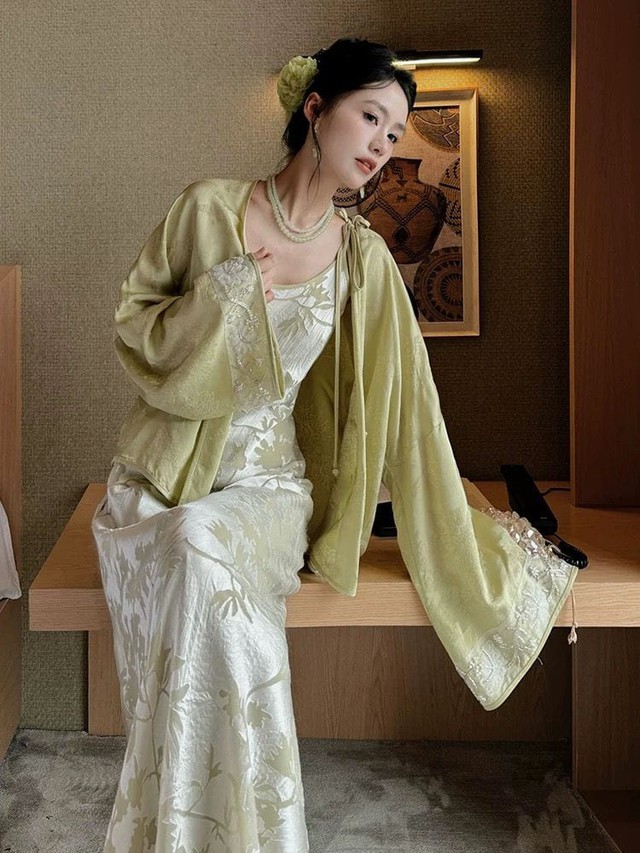 Dịu dàng ngày đầu năm với áo khoác mỏng phối đầm hai dây- Ảnh 1. Dịu dàng ngày đầu năm với áo khoác mỏng phối đầm hai dây- Ảnh 1.