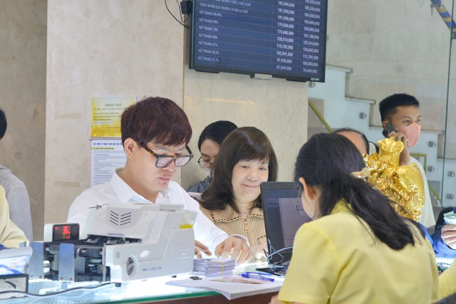 Bất chấp trời mưa, kh&aacute;ch h&agrave;ng &ugrave;n &ugrave;n đi mua v&agrave;ng Thần t&agrave;i từ s&aacute;ng sớm- Ảnh 4.