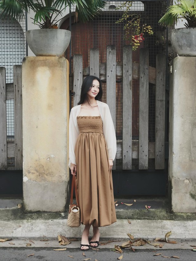 Dịu dàng ngày đầu năm với áo khoác mỏng phối đầm hai dây- Ảnh 2. Dịu dàng ngày đầu năm với áo khoác mỏng phối đầm hai dây- Ảnh 2.