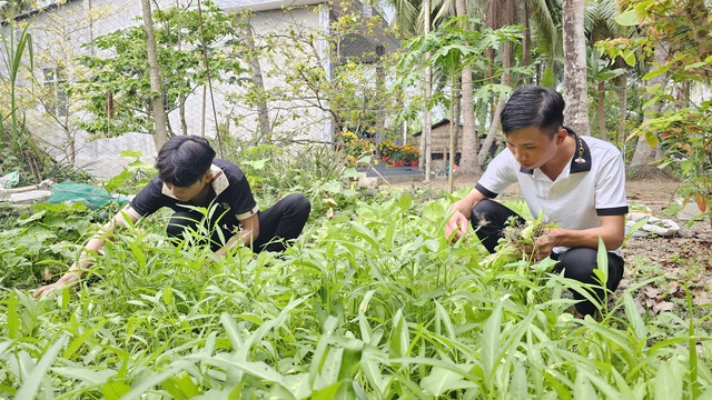 Hai anh em ruột tình nguyện lên đường nhập ngũ - Ảnh 2.