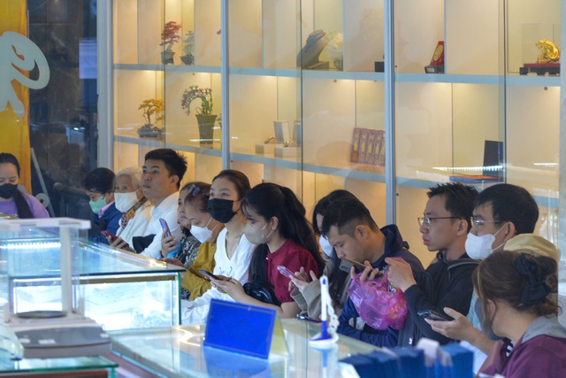 Bất chấp trời mưa, kh&aacute;ch h&agrave;ng &ugrave;n &ugrave;n đi mua v&agrave;ng Thần t&agrave;i từ s&aacute;ng sớm- Ảnh 3.