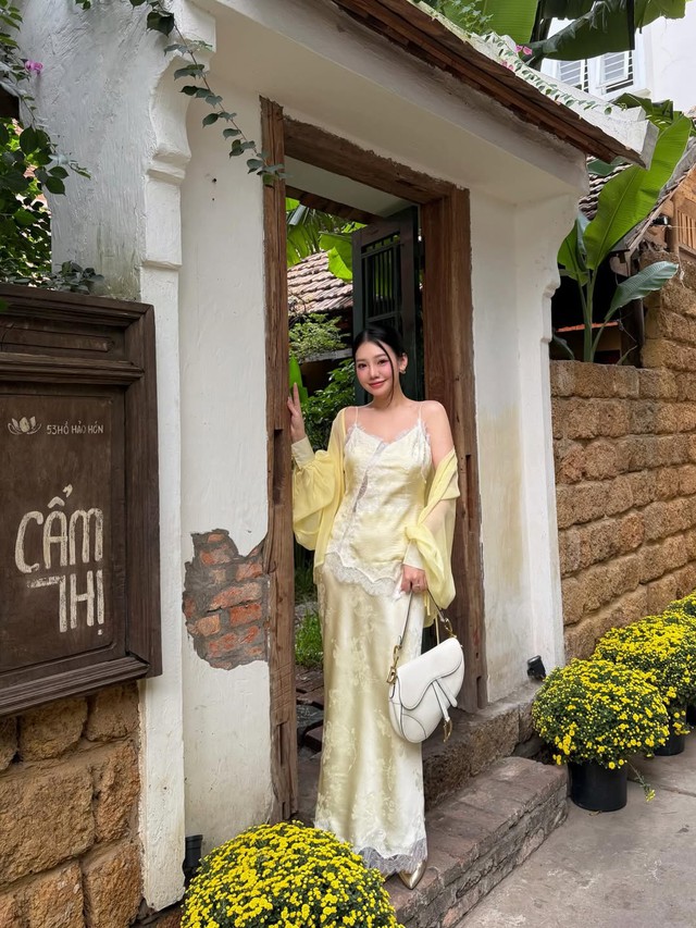 Dịu dàng ngày đầu năm với áo khoác mỏng phối đầm hai dây- Ảnh 3. Dịu dàng ngày đầu năm với áo khoác mỏng phối đầm hai dây- Ảnh 3.