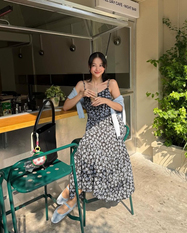 Dịu dàng ngày đầu năm với áo khoác mỏng phối đầm hai dây- Ảnh 4. Dịu dàng ngày đầu năm với áo khoác mỏng phối đầm hai dây- Ảnh 4.