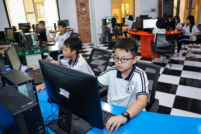 Để tránh quá tải khi sử dụng sách giáo khoa điện tử - Ảnh 1.