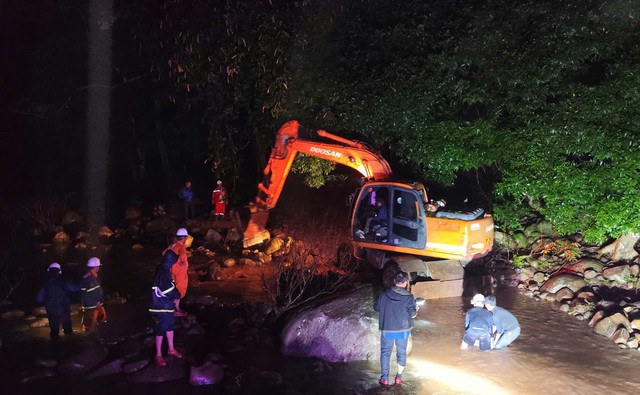 Điện về vùng lõm giữa đại ngàn Trường Sơn - Ảnh 1.