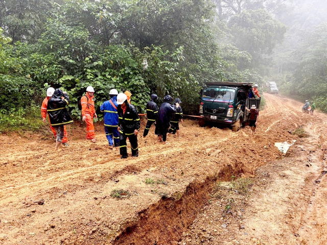 Điện về vùng lõm giữa đại ngàn Trường Sơn - Ảnh 2.