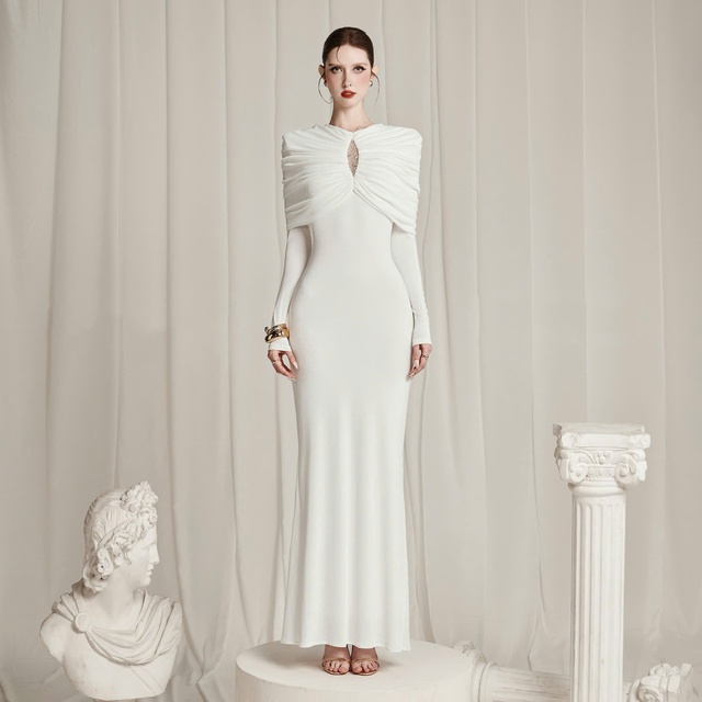 Vũ điệu ánh sáng trong những thiết kế váy tiệc- Ảnh 2. Vũ điệu ánh sáng trong những thiết kế váy tiệc- Ảnh 2.