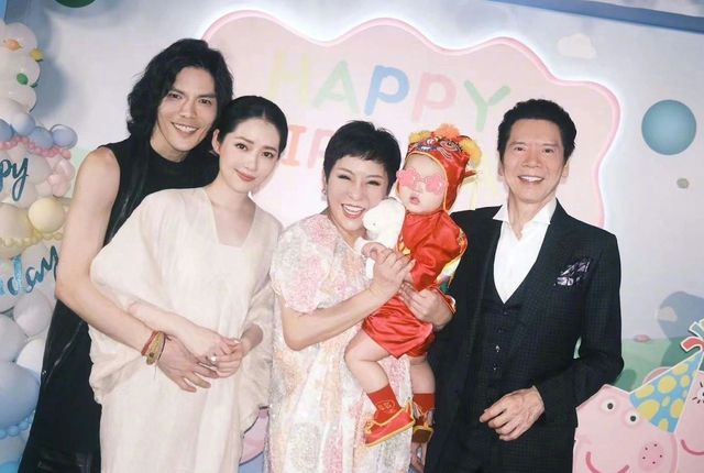 '&Ocirc;ng tr&ugrave;m giải tr&iacute;' Hướng Hoa Cường giao to&agrave;n bộ t&agrave;i sản cho con d&acirc;u- Ảnh 1.