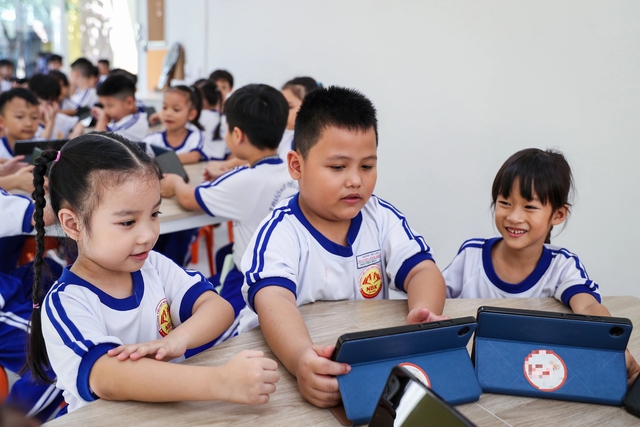 Để tránh quá tải khi sử dụng sách giáo khoa điện tử - Ảnh 2.