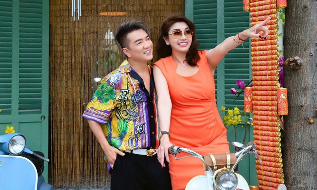 Đ&agrave;m Vĩnh Hưng thần tượng L&yacute; Thu Thảo, chờ hơn 37 năm để được chụp ảnh c&ugrave;ng - Ảnh 1.