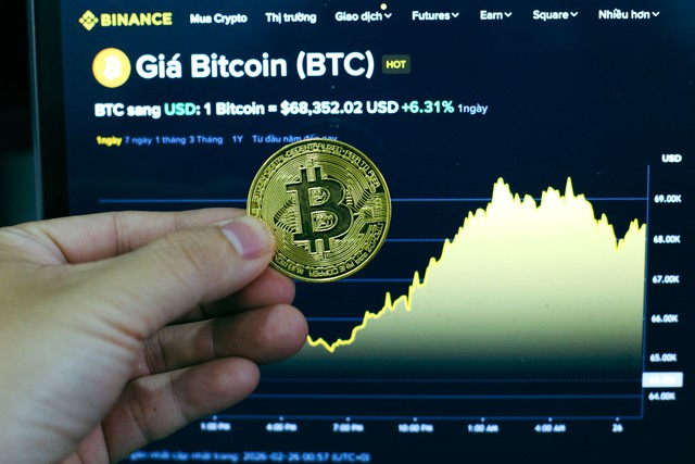 Gi&aacute; Bitcoin h&ocirc;m nay 26.2.2026: BTC bất ngờ vượt mốc 69.000 USD - Ảnh 1.