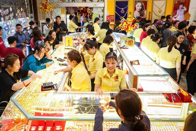 Người d&acirc;n mua v&agrave;ng, cổ phiếu... ng&agrave;y v&iacute;a Thần t&agrave;i- Ảnh 1.