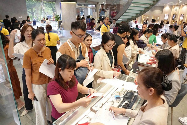 Người d&acirc;n mua v&agrave;ng, cổ phiếu... ng&agrave;y v&iacute;a Thần t&agrave;i- Ảnh 2.