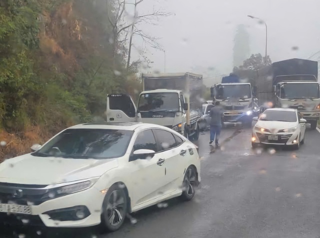 Mưa lớn, 3 &ocirc; t&ocirc; t&ocirc;ng li&ecirc;n ho&agrave;n tr&ecirc;n đ&egrave;o Bảo Lộc, giao th&ocirc;ng &ugrave;n ứ - Ảnh 2.