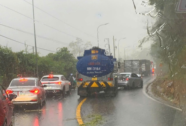 Mưa lớn, 3 &ocirc; t&ocirc; t&ocirc;ng li&ecirc;n ho&agrave;n tr&ecirc;n đ&egrave;o Bảo Lộc, giao th&ocirc;ng &ugrave;n ứ - Ảnh 3.