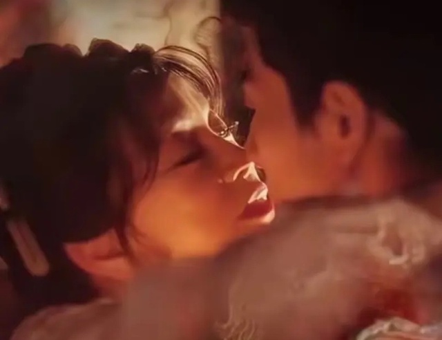 Lưu Hiểu Khánh gây sốc khi U.80 vẫn đóng cảnh hôn với bạn diễn kém 30 tuổi - Ảnh 1.