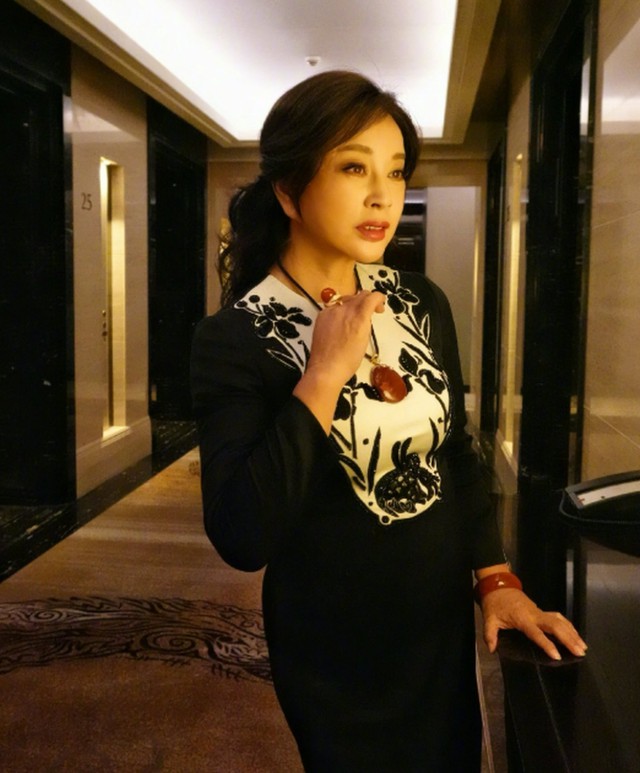 Lưu Hiểu Khánh gây sốc khi U.80 vẫn đóng cảnh hôn với bạn diễn kém 30 tuổi - Ảnh 4.