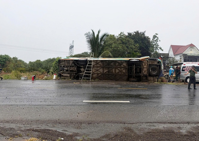 Lật xe kh&aacute;ch tr&ecirc;n quốc lộ 14 l&agrave;m 1 người chết, 2 người bị thương - Ảnh 2.