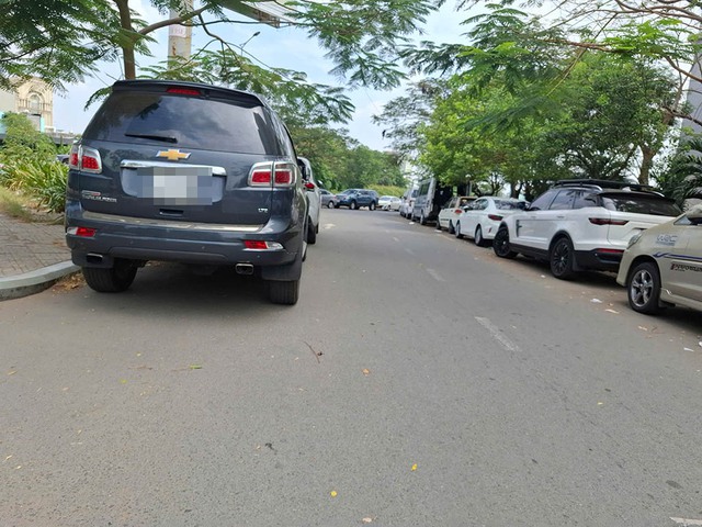 Ô tô đậu tràn lan trước cổng trường- Ảnh 1. Ô tô đậu tràn lan trước cổng trường- Ảnh 1.