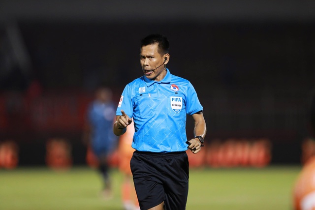 Hai trọng t&agrave;i Th&aacute;i Lan điều h&agrave;nh trận n&oacute;ng Thể C&ocirc;ng Viettel đấu H&agrave; Nội: Cực gay cấn- Ảnh 2.