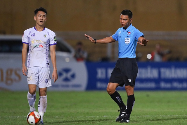 Hai trọng t&agrave;i Th&aacute;i Lan điều h&agrave;nh trận n&oacute;ng Thể C&ocirc;ng Viettel đấu H&agrave; Nội: Cực gay cấn- Ảnh 3.