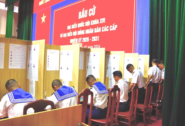 Vùng 2 Hải quân bầu cử sớm tại bến, đưa thùng phiếu ra nhà giàn DK1 - Ảnh 1.