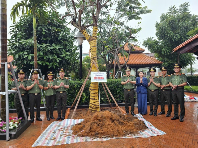 Trung tướng Mai Hoàng tặng cây giống cẩm lai cho công an các xã, phường - Ảnh 1.