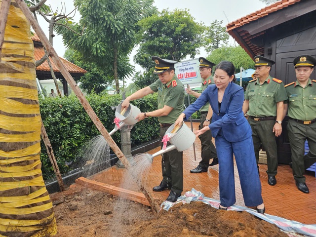 Trung tướng Mai Hoàng tặng cây giống cẩm lai cho công an các xã, phường - Ảnh 3.