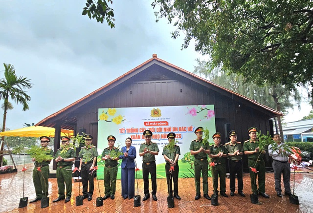 Trung tướng Mai Hoàng tặng cây giống cẩm lai cho công an các xã, phường - Ảnh 2.