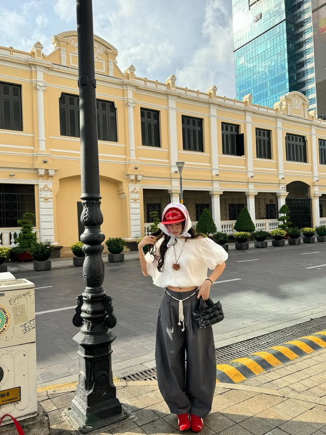 Áo blouse sánh đôi cùng quần baggy, tối giản mà vẫn sành điệu- Ảnh 1.