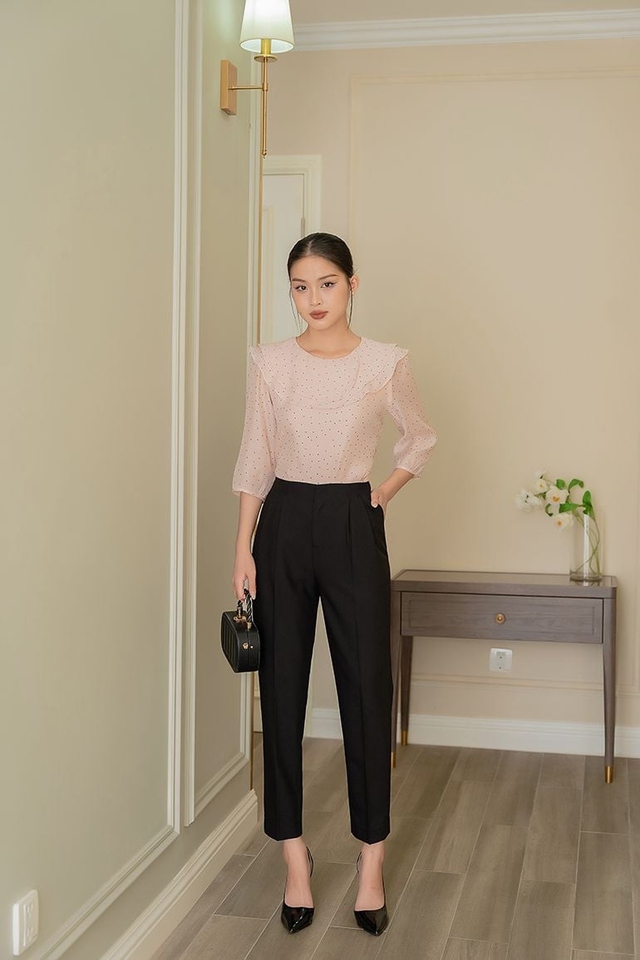 Áo blouse sánh đôi cùng quần baggy, tối giản mà vẫn sành điệu- Ảnh 2.
