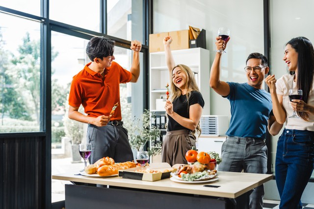 Tuyệt chi&ecirc;u sạc đầy năng lượng, khai tiệc t&acirc;n ni&ecirc;n cho hội c&ocirc;ng sở sau Tết- Ảnh 2.