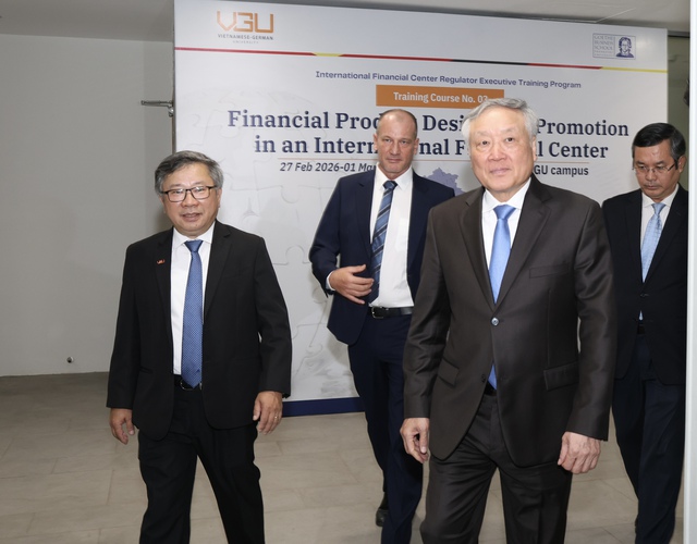 Phó thủ tướng dự khai giảng đào tạo quản lý Trung tâm tài chính quốc tế - Ảnh 2.