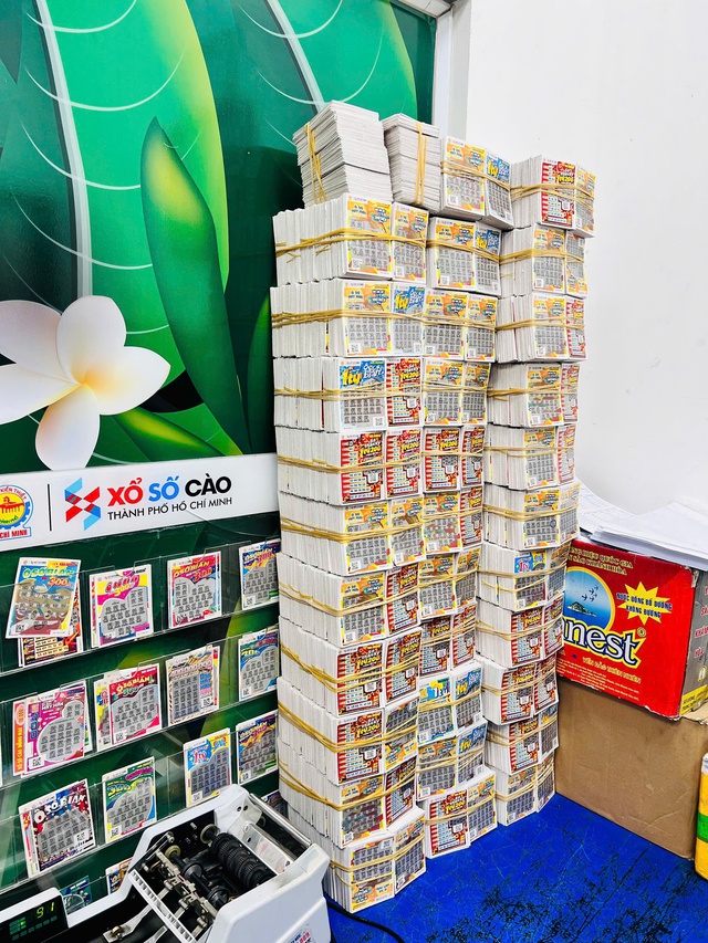 'Cho&aacute;ng' với chồng v&eacute; 34.000 tờ tr&uacute;ng xổ số c&agrave;o TP.HCM, c&oacute; người tr&uacute;ng h&agrave;ng trăm tờ  - Ảnh 1.