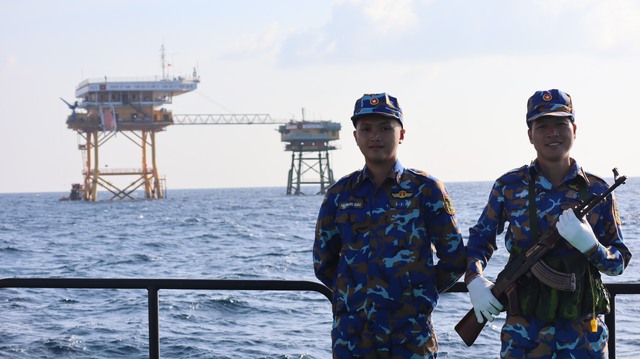 Điểm tựa vững chắc giữa trùng khơi - Ảnh 1. Điểm tựa vững chắc giữa trùng khơi - Ảnh 1.