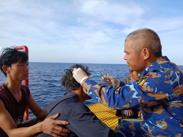 Điểm tựa vững chắc giữa trùng khơi - Ảnh 2. Điểm tựa vững chắc giữa trùng khơi - Ảnh 2.