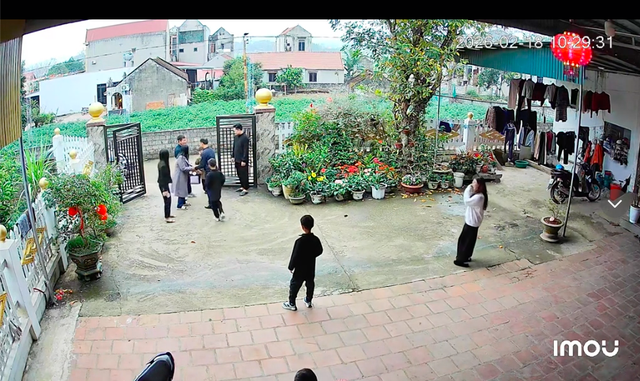 Bố mẹ chồng lái xe 9 tiếng, vượt 400 km thăm con dâu ăn tết nhà ngoại - Ảnh 1.