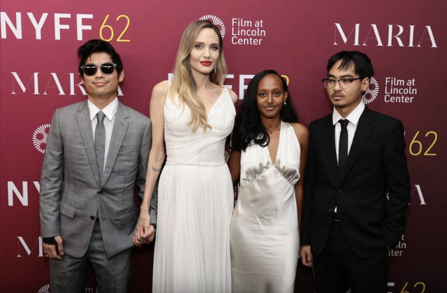 Con trai Angelina Jolie bỏ theo họ của Brad Pitt - Ảnh 1.